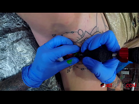 ❤️ 極度紋身的辣妹薩利薩維奇在她的陰蒂上有一個紋身 俄羅斯色情 在 zh-tw.kiss-x-max.ru